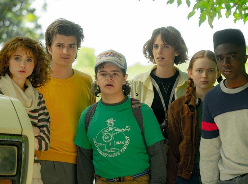 La bande de Hawkins au complet, chaque personnage doublé par une voix française différente
