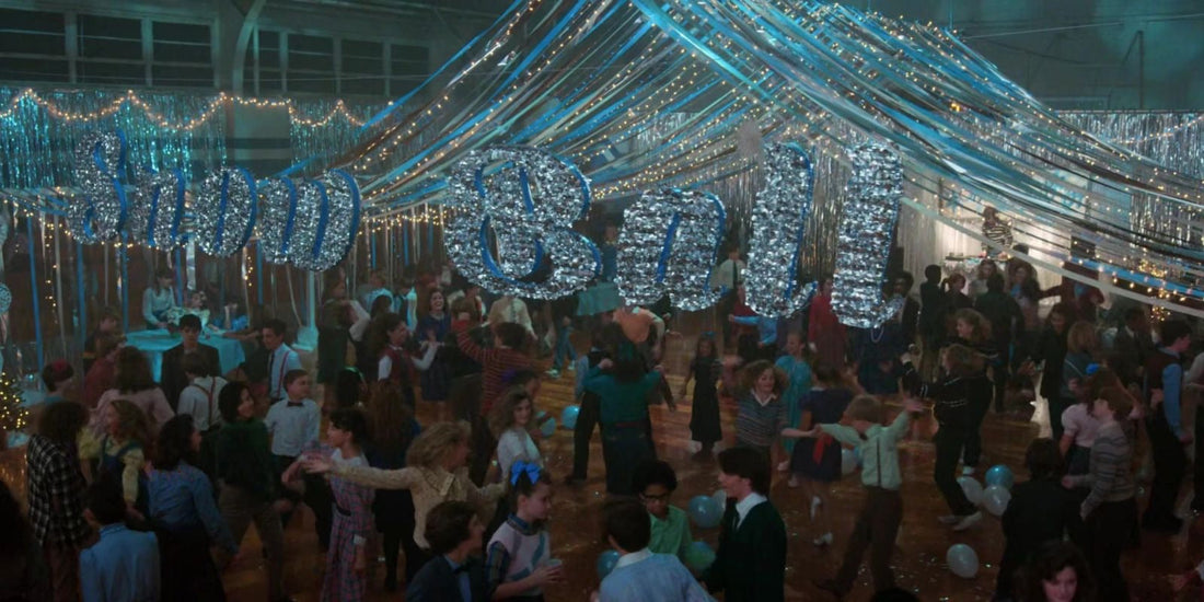 Stranger Things 1984: winter dance gym, garlands and students