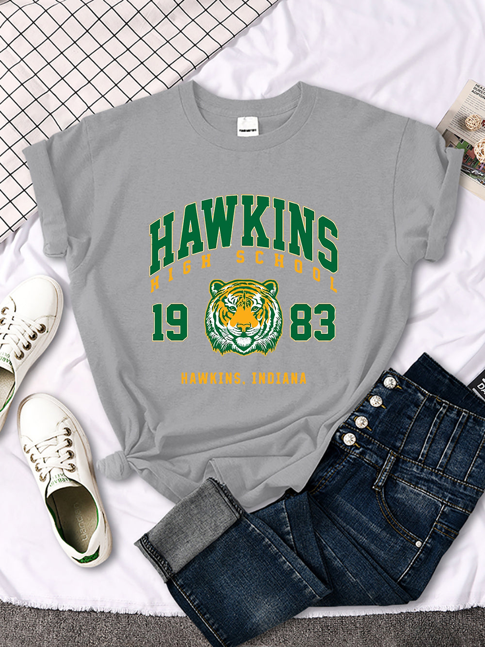 T-shirts femme Stranger Things – Hawkins High School tigre 1983
