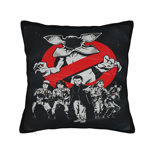 Housse de coussin Stranger Things chasseurs de Demogorgon vu de face