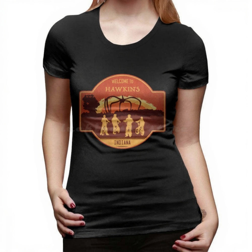 T-shirt femme Stranger Things Welcome to Hawkins Indiana écusson – coloris Noir