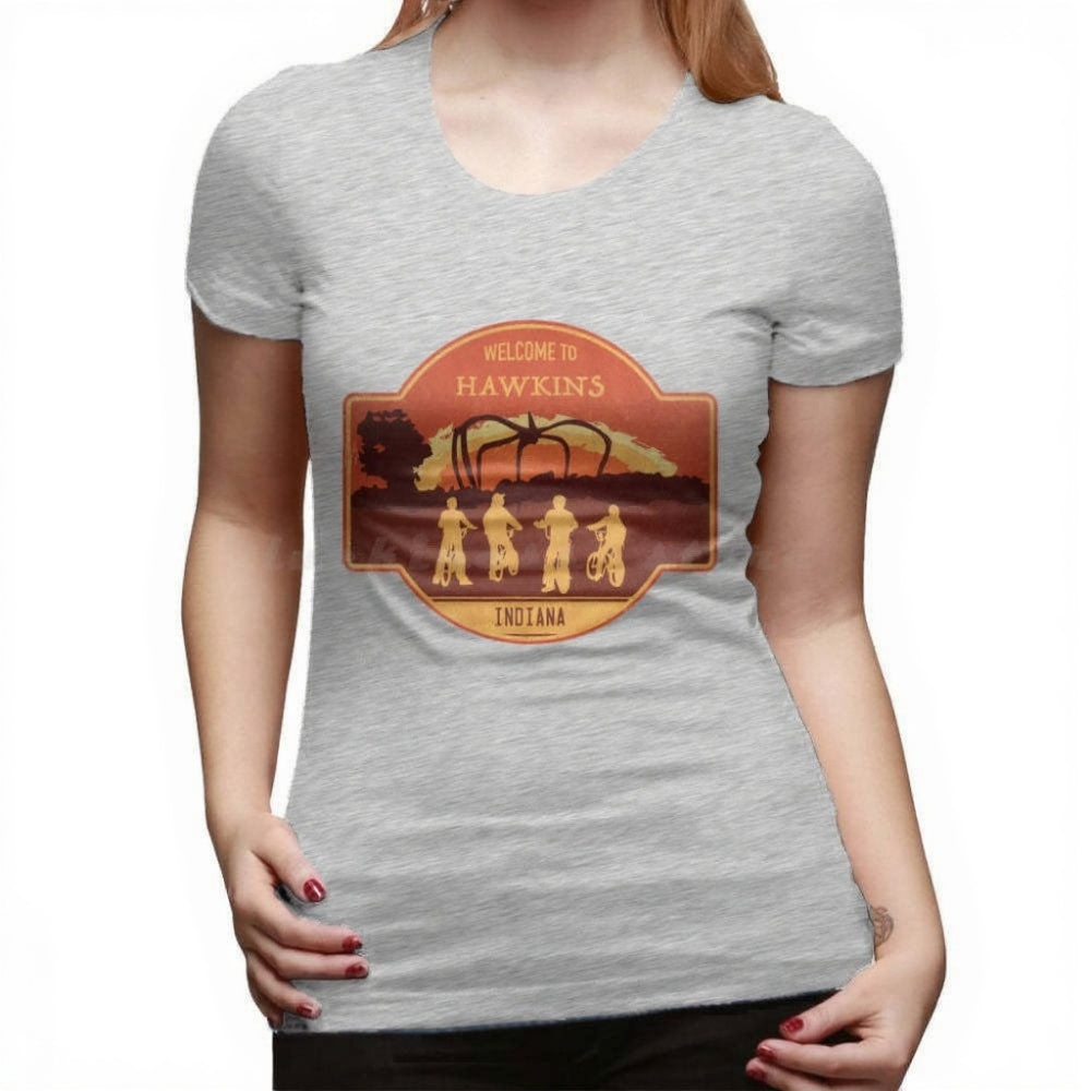 T-shirt femme Stranger Things Welcome to Hawkins Indiana écusson – coloris Gris